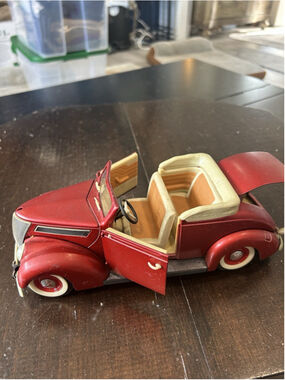 1937 Ford Red Convertible No Top Road Signature 1/18 Diecast